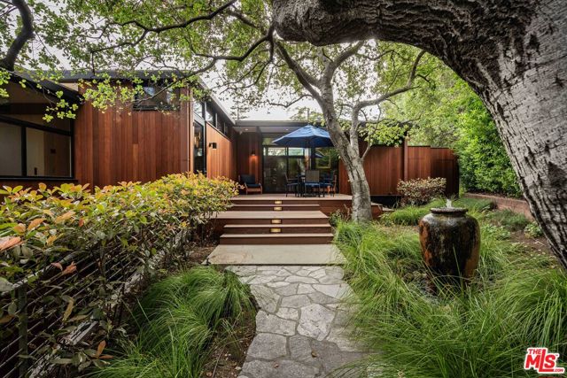 5228 Escalante Drive, La Canada Flintridge CA: https://media.crmls.org/mediaz/5dfceb65-fd74-4880-8824-1be73dde7dd8.jpg