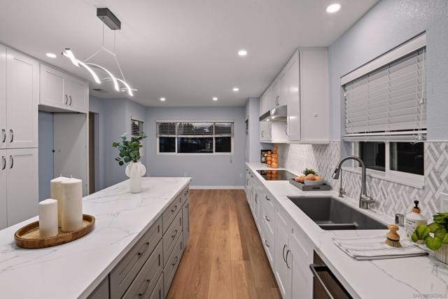 14704 Carmel Ridge Rd, San Diego CA: https://media.crmls.org/mediaz/5dfcebc3-ee50-42c2-b16c-2877f811d8c7.jpg