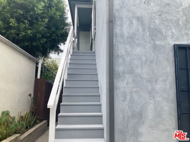 1229 Smithwood Drive, Los Angeles CA: https://media.crmls.org/mediaz/5dfd1fe9-94bd-4c1a-9a7e-97eea098fe6d.jpg