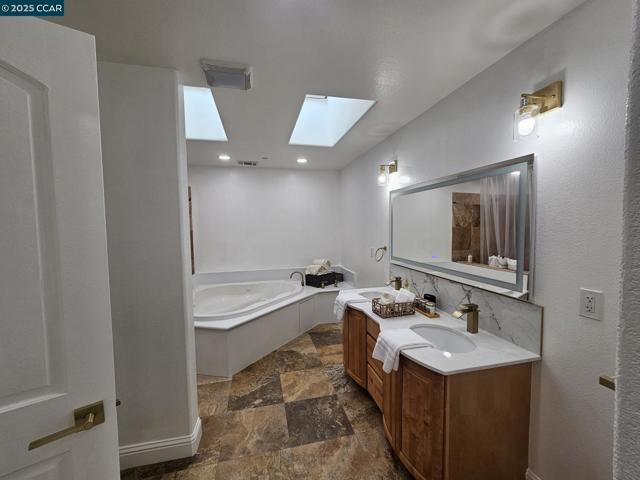 2785 Butters Dr, Oakland CA: https://media.crmls.org/mediaz/5dfd49b2-d1e0-45cc-8f31-31d0f1b85e91.jpg