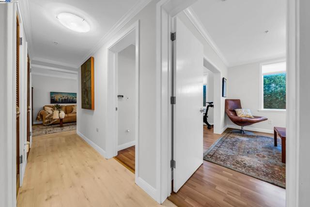 400 Wayne Ave, Oakland CA: https://media.crmls.org/mediaz/5dfd8e9b-17c6-4d55-b7fb-046a8eceee1f.jpg