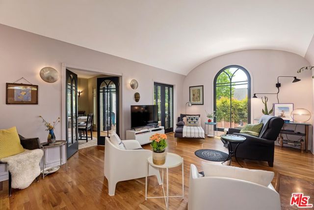 100 N Arden Boulevard, Los Angeles CA: https://media.crmls.org/mediaz/5dfdfa91-d026-4703-a508-7d731e2d8bcf.jpg