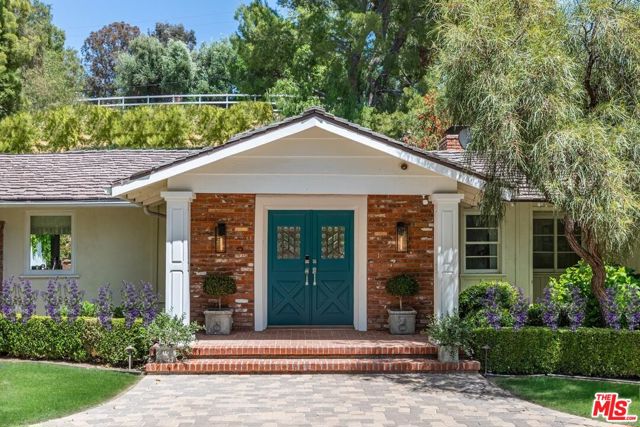 5840 Round Meadow Road, Hidden Hills CA: https://media.crmls.org/mediaz/5dfe4e5e-6f30-43da-9555-29bdbbf4d534.jpg