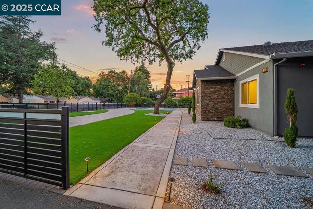 100 Alderwood Rd, Walnut Creek CA: https://media.crmls.org/mediaz/5dfe742a-6c75-434d-93ff-6f394aacc9be.jpg