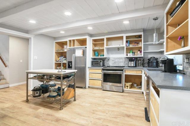 1736 Bellington Lane, Fallbrook CA: https://media.crmls.org/mediaz/5dffdf11-72f2-42d3-9e87-88eefb21ee56.jpg