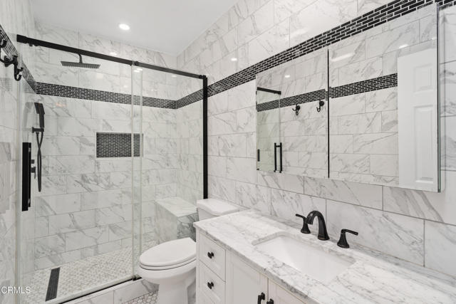 9503 Via Venezia, Burbank CA: https://media.crmls.org/mediaz/5dffefbb-f711-4c9e-88fc-ea83a4dfcf04.jpg