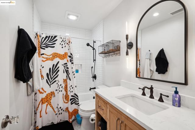 946 Alma Pl, Oakland CA: https://media.crmls.org/mediaz/5e000dc9-655d-4fdf-afad-0dc393507363.jpg
