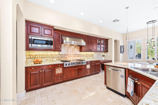 1008 N Country Club Drive, Simi Valley CA: https://media.crmls.org/mediaz/5e01415a-d482-4dba-8b03-67bc4612d3bd.jpg