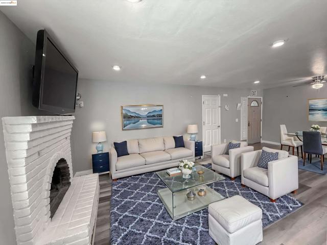 166 Norman Ct, Tracy CA: https://media.crmls.org/mediaz/5e027348-ca0f-4bb2-a2e4-478815b40c11.jpg