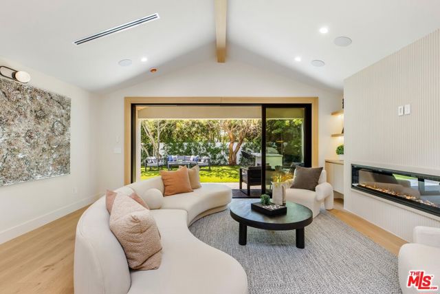 5305 Allott Avenue, Sherman Oaks CA: https://media.crmls.org/mediaz/5e02f567-034c-478e-9ead-d8f932354a07.jpg
