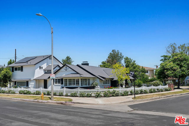 4909 Encino Terrace, Encino CA: https://media.crmls.org/mediaz/5e030f97-bad4-4f7e-bf11-63f7b0dfe594.jpg
