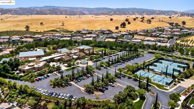 1101 Lafite Ct, Brentwood CA: https://media.crmls.org/mediaz/5e03450c-e111-4e32-a507-01cd21a53db5.jpg