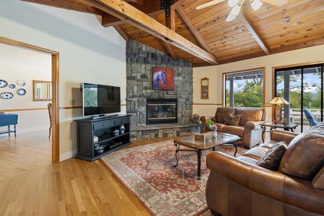 105 Louise Circle, Hollister CA: https://media.crmls.org/mediaz/5e03898b-7642-4b8b-a022-81ecf4501171.jpg