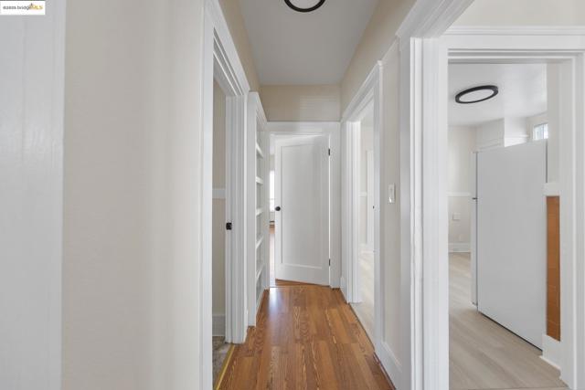 271 38Th St, Oakland CA: https://media.crmls.org/mediaz/5e03bf95-4cd1-4ae6-8531-e03d46a15238.jpg