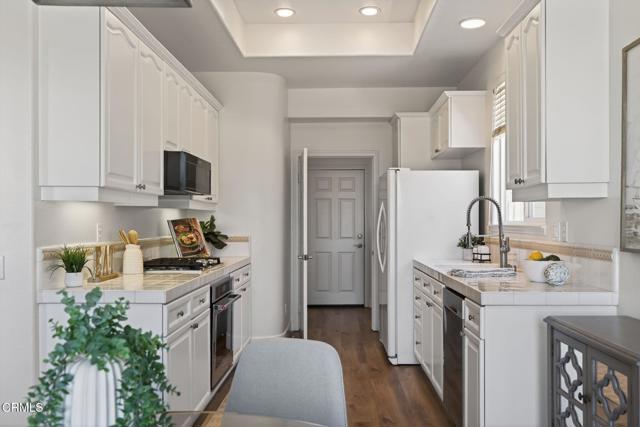 Detail Gallery Image 17 of 66 For 931 Corte Augusta, Camarillo,  CA 93010 - 3 Beds | 2/1 Baths