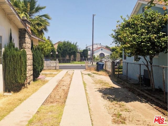 6307 Mayflower Avenue, Bell CA: https://media.crmls.org/mediaz/5e05235b-3ad0-408d-8952-9e4291244f1e.jpg