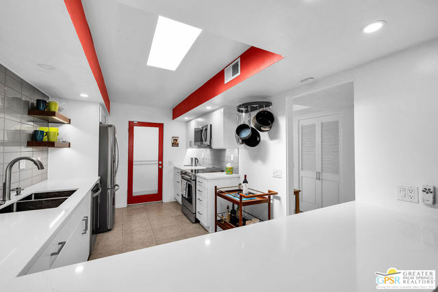 2380 S Skyview Drive, Palm Springs CA: https://media.crmls.org/mediaz/5e05592d-0252-46dd-98c8-1072850baa37.jpg