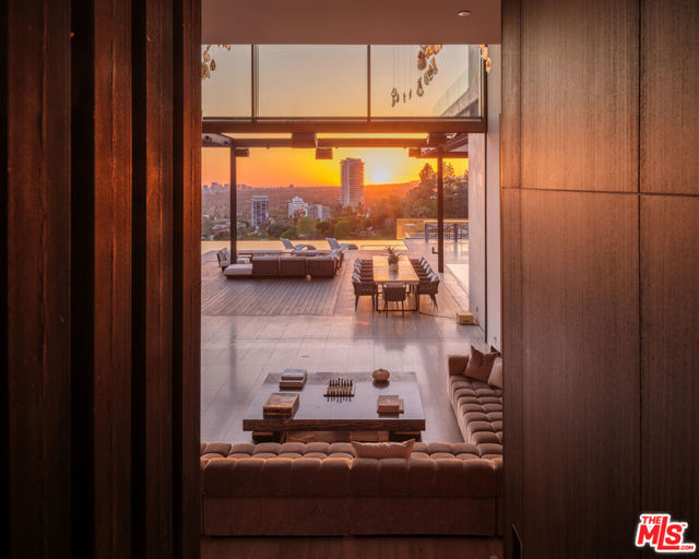 1305 Collingwood Place, Los Angeles CA: https://media.crmls.org/mediaz/5e067282-0f8a-49f5-9437-7657614f46ce.jpg