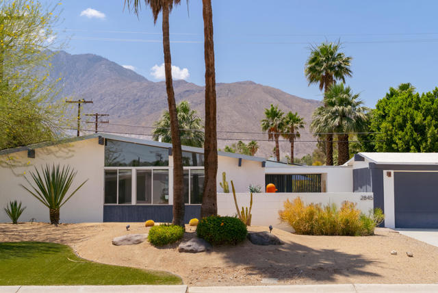 2845 E Wyman Drive, Palm Springs CA: https://media.crmls.org/mediaz/5e068760-b094-446d-81ab-6669688cfcc5.jpg
