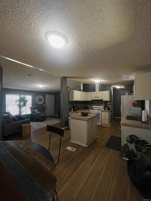913 S Grand Avenue, San Jacinto CA: https://media.crmls.org/mediaz/5e070e8a-785b-4113-ad0e-cc0cb32c0537.jpg