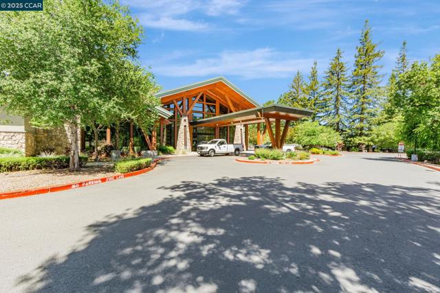 2900 Tice Creek Dr, Walnut Creek CA: https://media.crmls.org/mediaz/5e07413e-81f6-43d1-aec5-d1173e7928d7.jpg