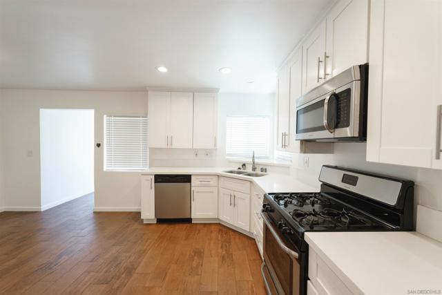 562 564 11Th St, Imperial Beach CA: https://media.crmls.org/mediaz/5e078dd6-9e76-4e35-8eb4-709235ee7ce1.jpg