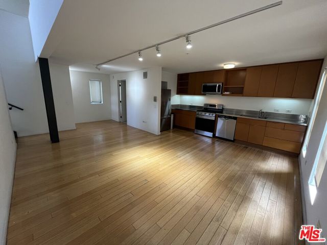 320 Indiana Avenue, Venice CA: https://media.crmls.org/mediaz/5e07b553-7665-4994-a199-59b4ff16c194.jpg