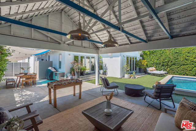 574 N Plymouth Boulevard, Los Angeles CA: https://media.crmls.org/mediaz/5e08762e-501d-4be6-b688-006fbd275bd9.jpg