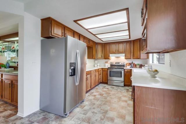 835 E Ave, Coronado CA: https://media.crmls.org/mediaz/5e090373-d090-46a6-927d-5951cec1e382.jpg