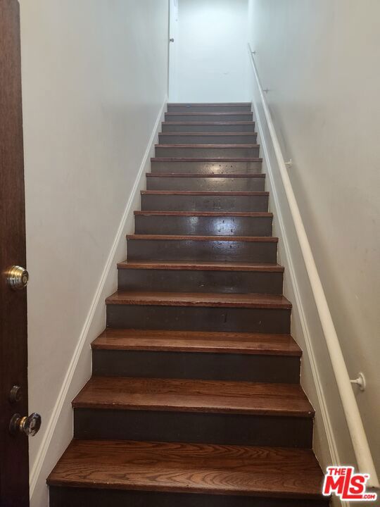 517 N Serrano Avenue, Los Angeles CA: https://media.crmls.org/mediaz/5e0a1433-fa69-40bf-84bb-dc8b8307d1ae.jpg