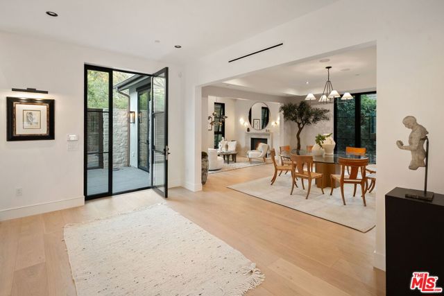 10444 Charing Cross Road, Los Angeles CA: https://media.crmls.org/mediaz/5e0aa09e-a3c9-4082-955f-7991f62867bc.jpg