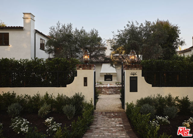 624 N Arden Drive, Beverly Hills CA: https://media.crmls.org/mediaz/5e0aeba2-75eb-408e-a372-d23a2217a206.jpg