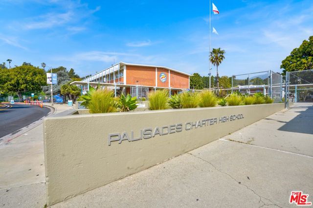16123 W Sunset Boulevard, Pacific Palisades CA: https://media.crmls.org/mediaz/5e0ca268-09a0-418b-97a4-2933169a02c6.jpg