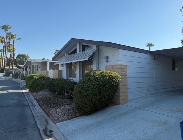 14 International Boulevard, Rancho Mirage CA: https://media.crmls.org/mediaz/5e0cc214-8047-483b-ba5f-1b5acd967d3a.jpg
