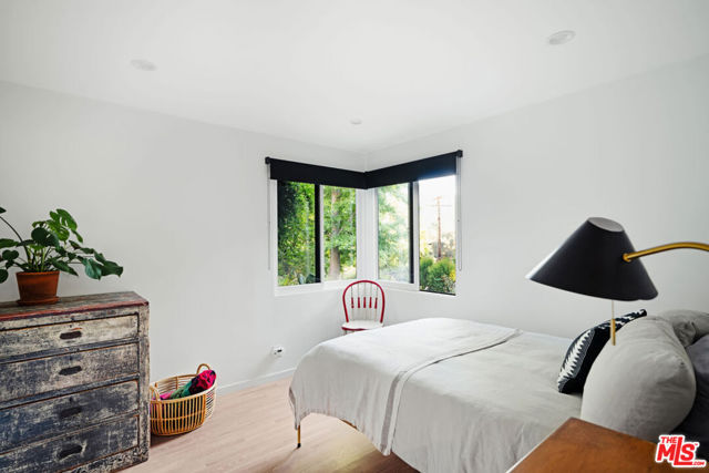 25761 Vista Verde Drive, Calabasas CA: https://media.crmls.org/mediaz/5e0cf470-43d6-4360-afe4-fc8a73fb5fc8.jpg