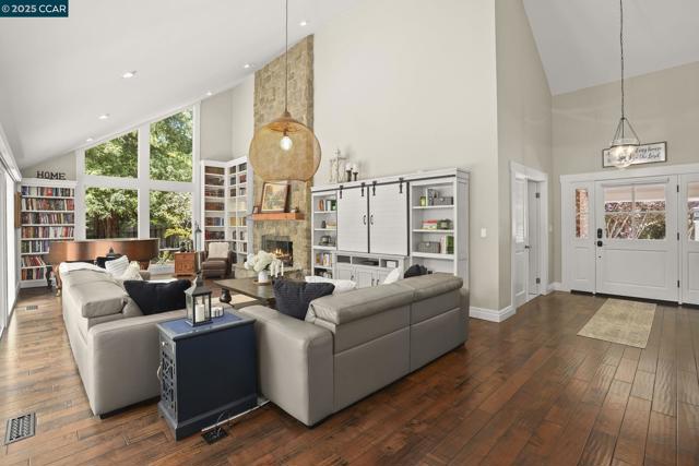 24 Ray Ct, Alamo CA: https://media.crmls.org/mediaz/5e0f7f88-43ef-48df-8664-d0e649dd3585.jpg