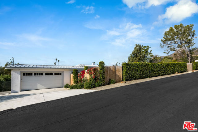 5761 Calpine Drive, Malibu CA: https://media.crmls.org/mediaz/5e0fd4ba-f0b6-4840-b2fd-df6093790114.jpg