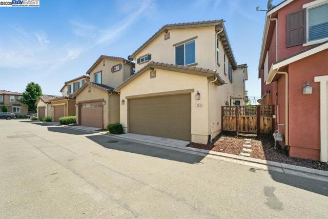 218 Stratus Cmn, Livermore CA: https://media.crmls.org/mediaz/5e103d21-2890-4a6e-925c-e91a670596a1.jpg