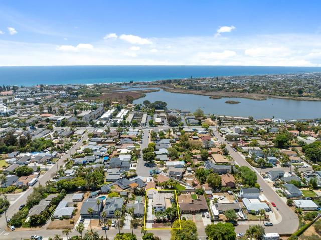 2537 Davis Ave, Carlsbad CA: https://media.crmls.org/mediaz/5e119ac7-9c74-4dc7-b011-46bc5dc361fe.jpg