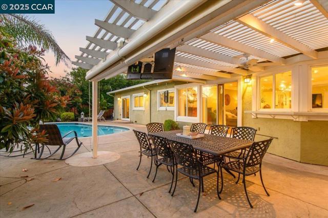 9461 Thunderbird Pl, San Ramon CA: https://media.crmls.org/mediaz/5e11b192-6561-49b1-9029-f6a3ed1697e6.jpg