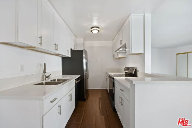 5328 Newcastle Avenue, Encino CA: https://media.crmls.org/mediaz/5e11c9fb-686b-4747-b2ae-185367e8c89c.jpg