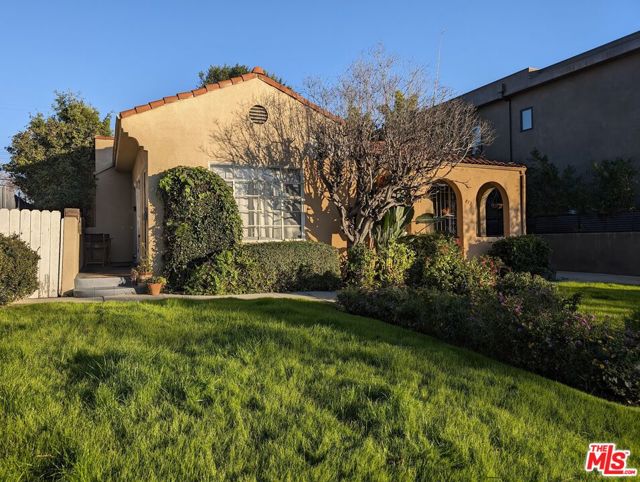 812 N Genesee Avenue, Los Angeles CA: https://media.crmls.org/mediaz/5e11d3fb-3694-466a-bc5f-8ded5007cd47.jpg