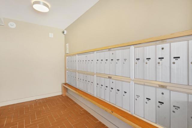 8 Commodore Drive, Emeryville CA: https://media.crmls.org/mediaz/5e11d478-8445-4feb-8592-0d717717abe1.jpg