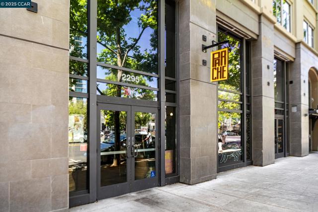 438 W Grand Ave, Oakland CA: https://media.crmls.org/mediaz/5e11f106-ad48-4914-8ba3-24c480b40a3f.jpg