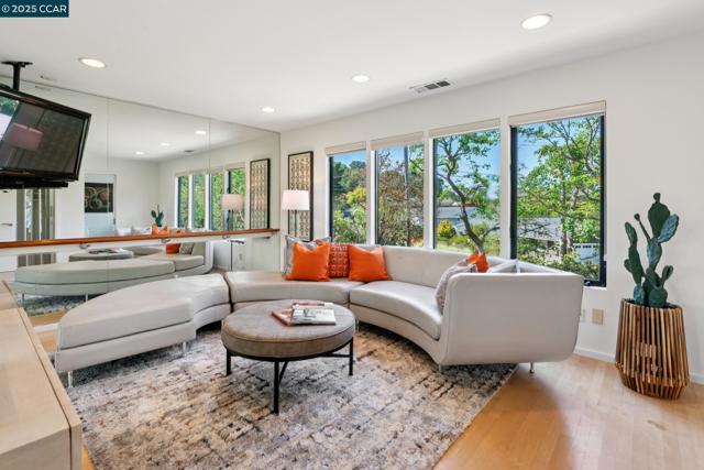 127 Devin Dr, Moraga CA: https://media.crmls.org/mediaz/5e120ccc-f654-470f-bd44-70661fce2e52.jpg