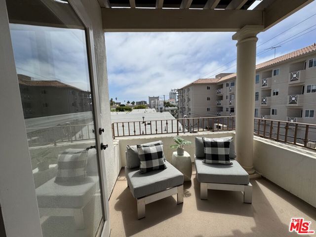 844 3rd Street, Santa Monica CA: https://media.crmls.org/mediaz/5e121610-168a-4ec5-a013-6d3fe6941bd1.jpg