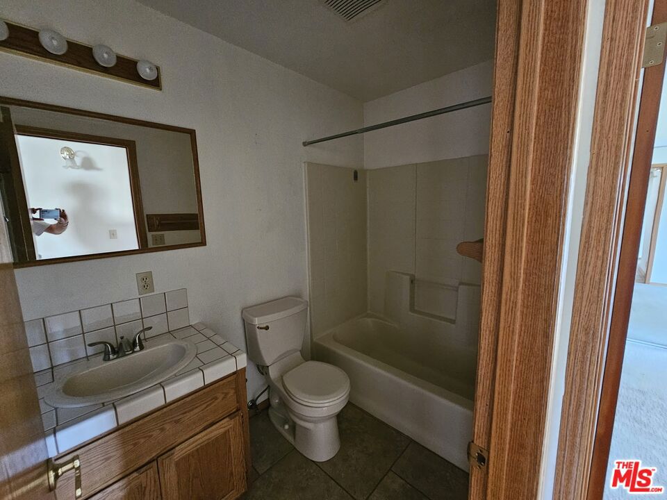 https://media.crmls.org/mediaz/5e12baa5-9d0a-4964-8cdc-8ba3d2df0cb3.jpg?preset=X-Large