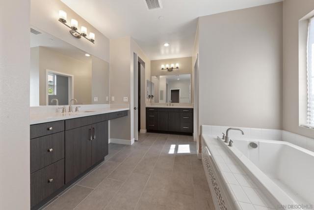 1525 Manzanita Hollows, Vista CA: https://media.crmls.org/mediaz/5e12c390-f654-496f-bc37-fb1f1823a3db.jpg