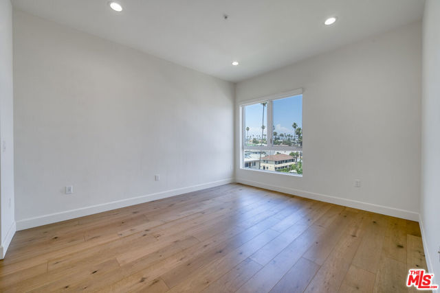 105 S Mariposa Avenue, Los Angeles CA: https://media.crmls.org/mediaz/5e13a3fa-950a-4998-8515-05627be37137.jpg
