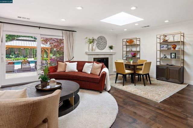 2142 Deer Oak Way, Danville CA: https://media.crmls.org/mediaz/5e13fa35-6cba-4755-aab4-8eec78a4ced5.jpg